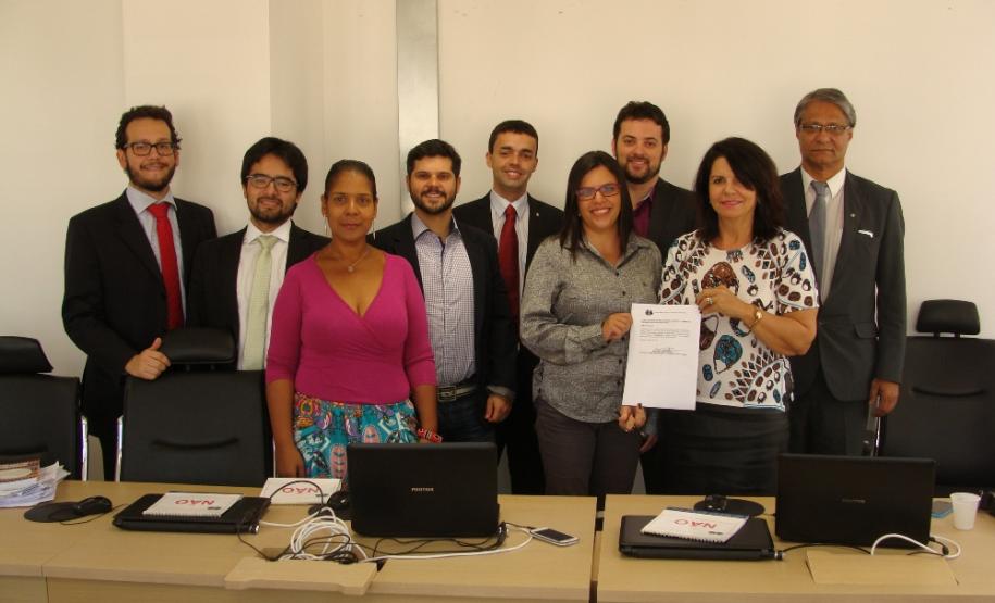 A partir da esquerda: os defensores Antonio Vitor Barbosa de Almeida e Alexandre Gonçalves Kassama, a ouvidora geral da DPPR, Santa de Souza, o defensor Erick Le Ferreira e o subdefensor público geral André Ribeiro Giamberardino, a aprovada no II Concurso, Ana Caroline Teixeira, o defensor público Dezidério Machado Lima, a defensora pública geral do Estado, Josiane Fruet Bettini Lupion e o corregedor geral da DPPR, Sérgio Parigot de Souza.