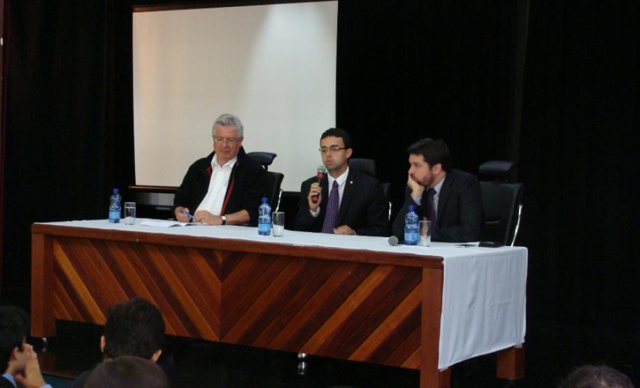 Com a presença do professor e diretor do Instituto de Criminologia da Universidade de Hamburgo, Alemanha, doutor Sebastian Scheerer e do professor de Criminologia da Universidade de São Paulo (USP), doutor Maurício Dieter, a conversa, que foi mediada pelo subdefensor público-geral da DPPR, André Giamberardino, debateu uma nova forma de pensar o direito penal, questionando o verdadeiro significado das punições e das instituições para construir outras formas de liberdade e justiça.