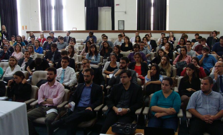 O evento contou com a participação de advogados, professores, magistrados, defensores públicos, estudantes de Direito, psicólogos, estagiários, entre outros. Todas as vagas foram preenchidas dias antes do evento e, devido à grande procura, o local foi transferido da Defensoria Pública para o Auditório Brasílio Itiberê, da Secretaria de Estado da Cultura.