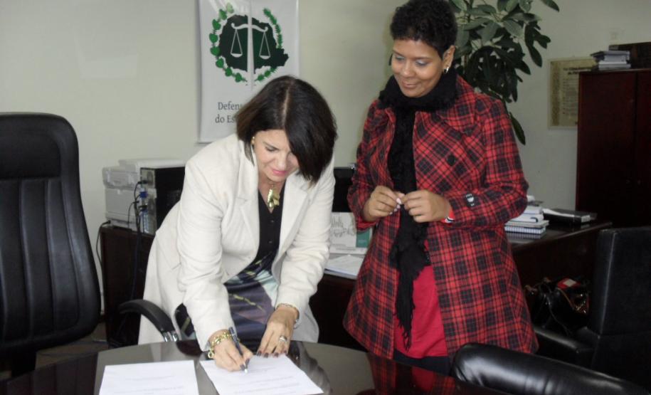 A defensora pública-geral do Estado, Josiane Lupion, nomeia a primeira Ouvidora-Geral da DPPR, Maria de Lourdes de Souza.