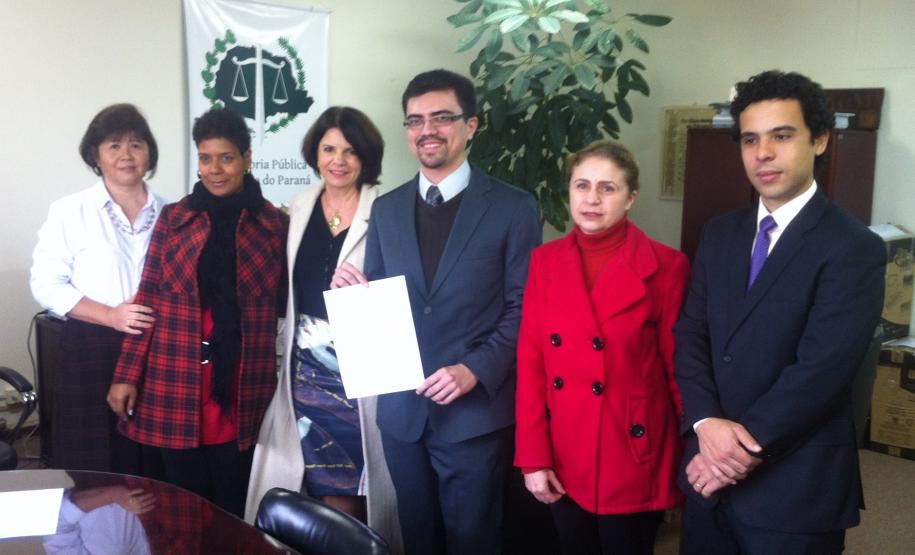 Acompanharam a nomeação as defensoras públicas Regina Takahashi (à esquerda) e Suzete de Fátima Guerra e os aprovados no concurso para defensor público Adriano da Silva Araújo (centro) e Fernando Redede Rodrigues.