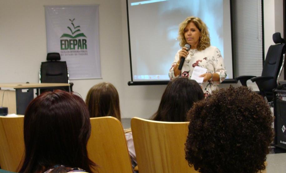 A secretária da mulher de Curitiba, Roseli Isidoro, abriu o debate destacando o recente lançamento do aplicativo Clique 180.