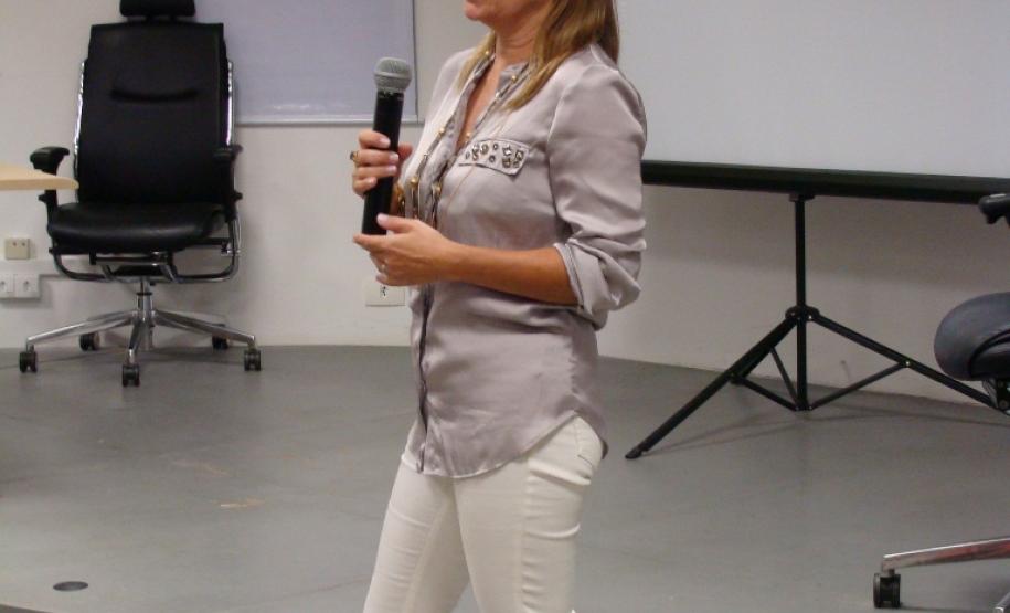 A seguir, psicólogos, estudantes, assistentes sociais, defensores, professores, advogados e estagiários puderam conversar sobre o tema.