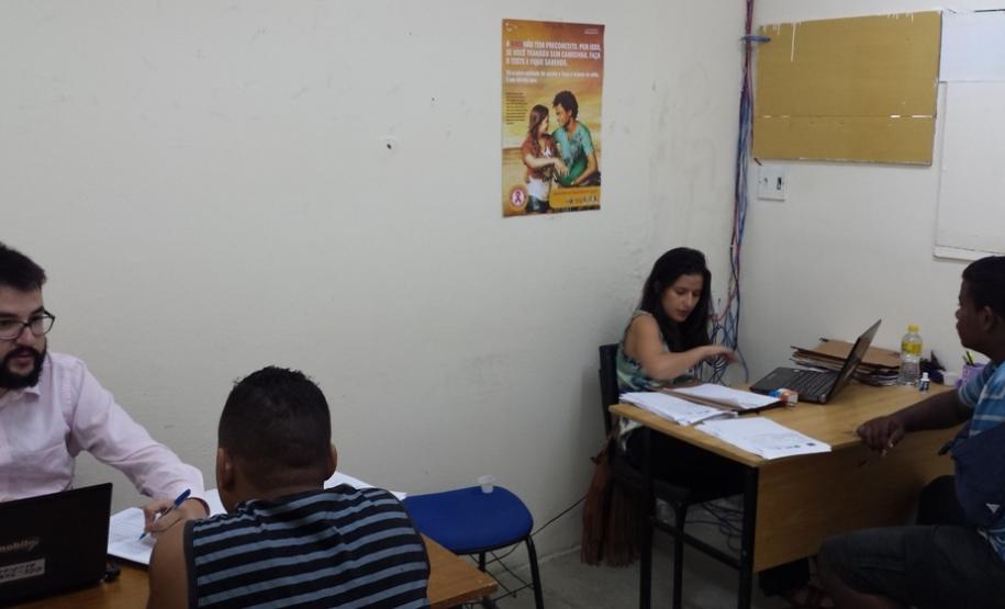 Os defensores paranaenses Andreza Lima de Menezes e Henrique Camargo Cardoso atendem no Complexo de Curado, em Recife (PE). Cada defensor atendia cerca de 30 presos por dia.