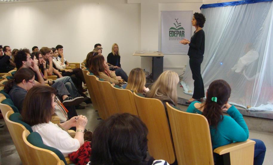 A coordenadora do Grupo de Trabalho de Direitos Humanos, defensora Camille Vieira, abriu o evento.