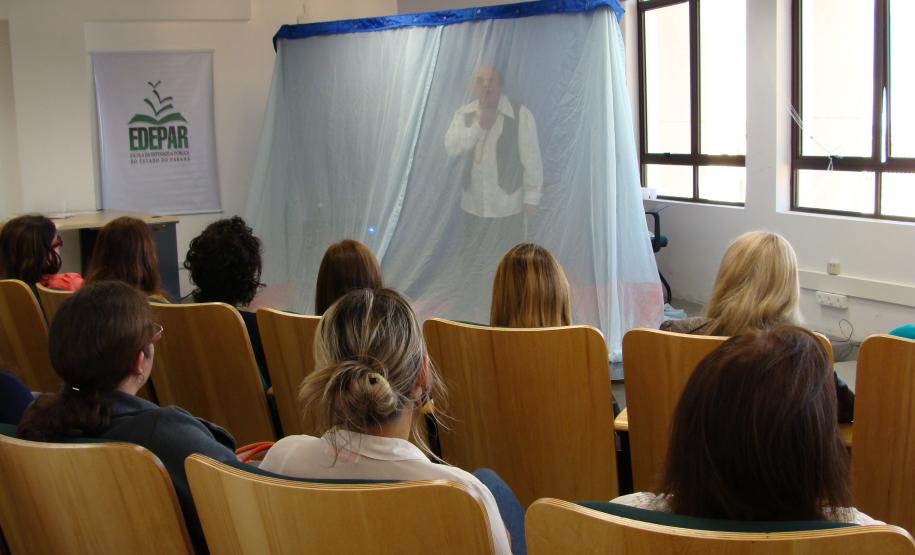 A peça teatral conta com música, dança e poesia.