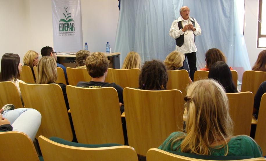 Para Claudio, o Estado está roubando os ciganos quando não cria políticas públicas para eles, já que os ciganos consomem e quem consome paga imposto para o Estado. "Queremos políticas públicas com respeito às diferenças", afirmou.