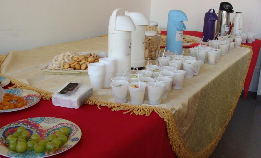 Chá cigano preparado com frutas.