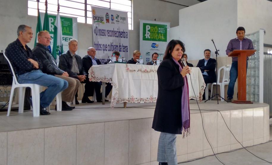 Defensoria participa de entrega de documentação a agricultores.