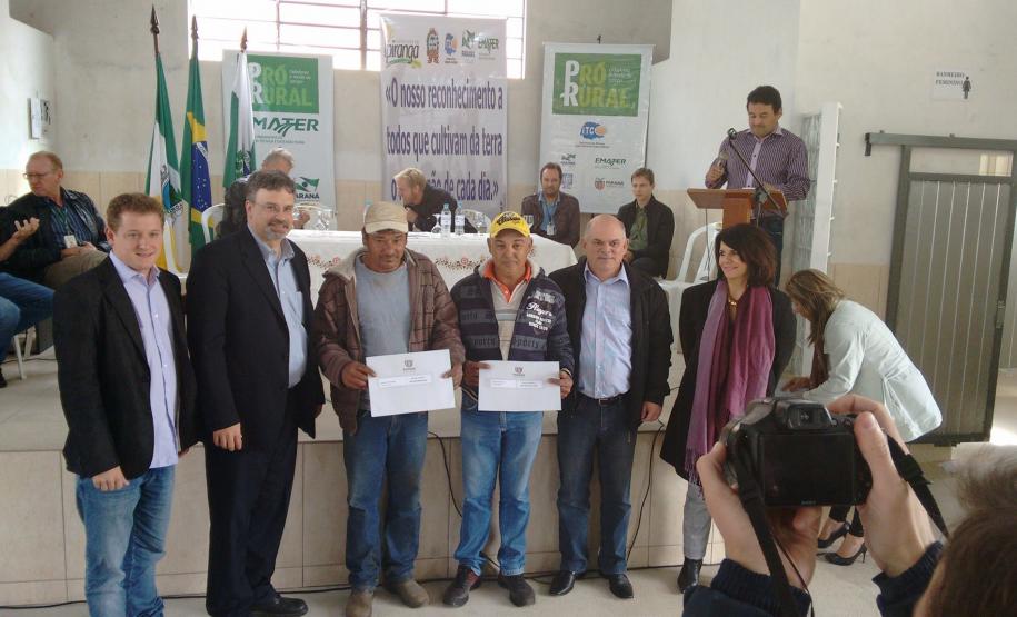 Defensoria participa de entrega de documentação a agricultores.