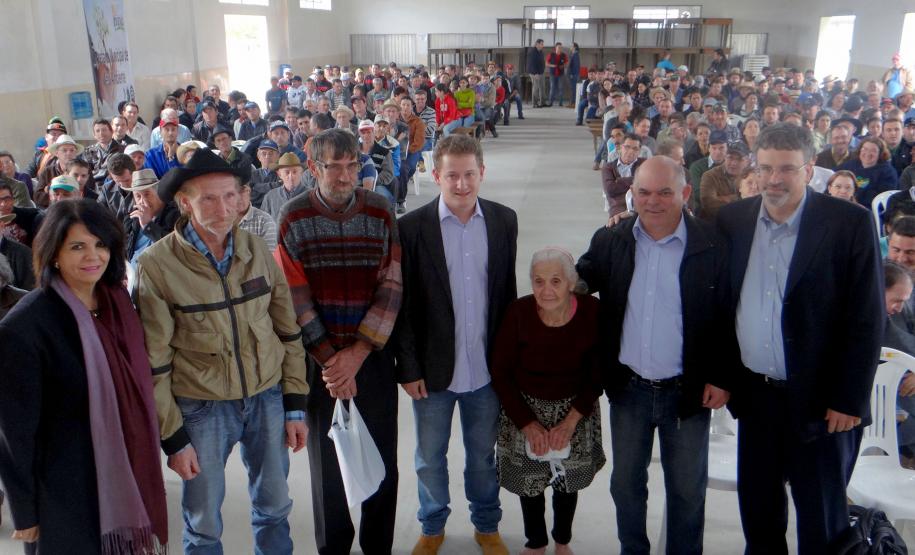 Defensoria participa de entrega de documentação a agricultores.