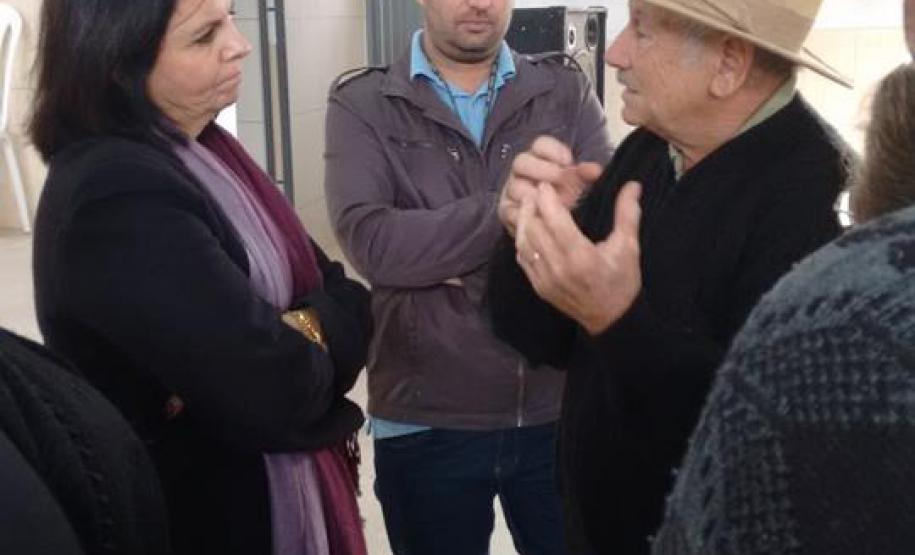 A defensora pública-geral do Paraná, Josiane Fruet Bettini Lupion, conversou com os agricultores beneficiados pelo projeto.