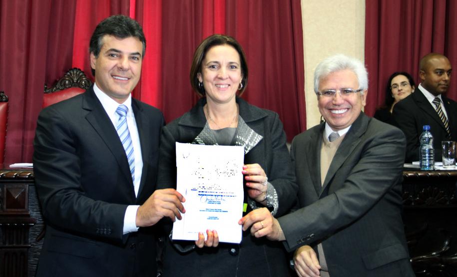 Defensoria Pública.O governador Beto Richa sanciona a lei que cria a Defensoria Pública no Esatado do Paraná. da esq. p/ dir: governador Beto Richa, secretária da Justiça e Cidadania Maria tereza Uille Gomes e o secretário chefe da Casa Civil Durval Amaral.Curitiba, 19-05-11Foto: Arnaldo Alves / AENotíc.ias