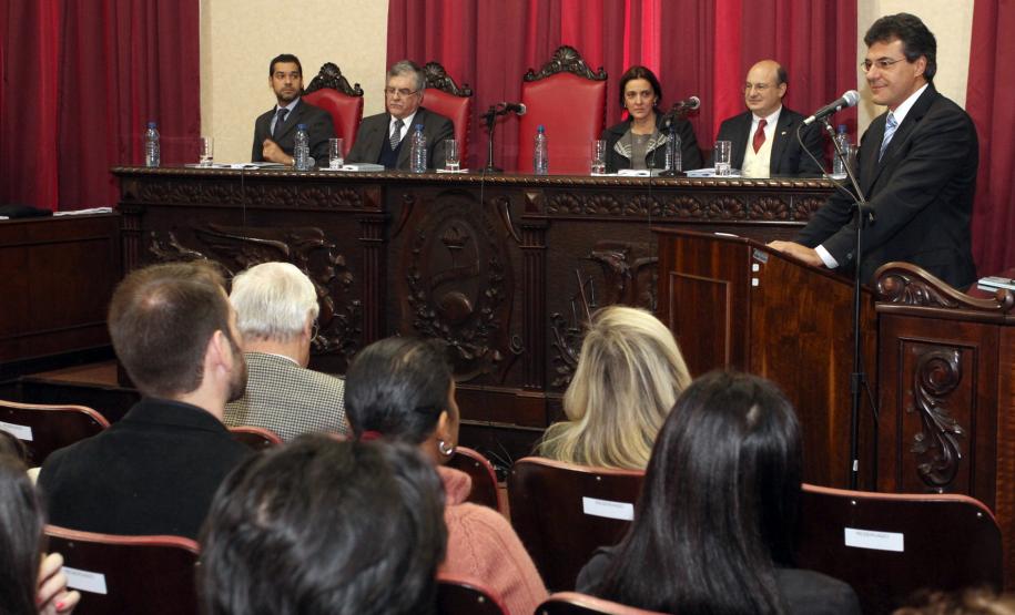 Defensoria Pública.O governador Beto Richa, fala durante a solenidade que sancionou a lei que cria a Defensoria Pública no Esatado do Paraná.Curitiba, 19-05-11Foto: Arnaldo Alves / AENotícias.