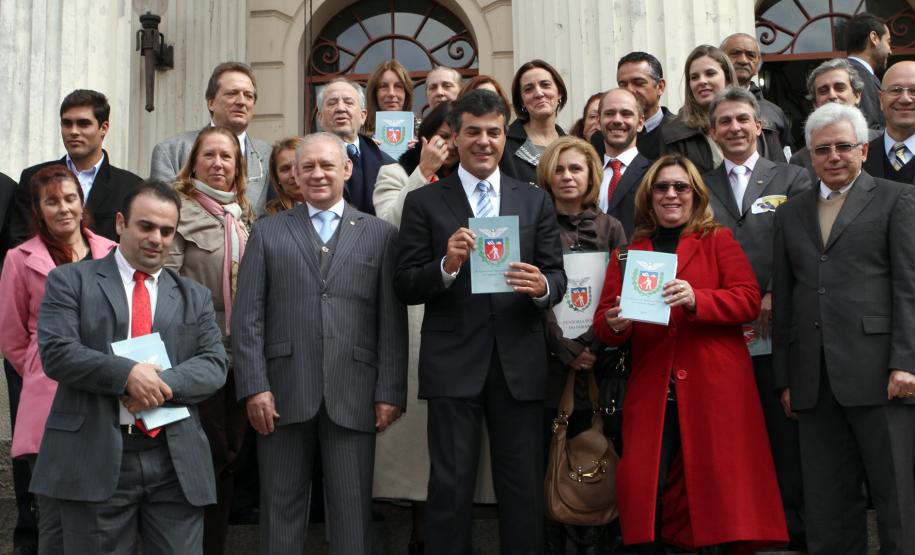 Defensoria Pública.O governador Beto Richa, posa para foto após a solenidade que sancionou a lei que cria a Defensoria Pública no Esatado do Paraná.Curitiba, 19-05-11Foto: Arnaldo Alves / AENotícias.