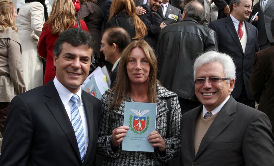 Defensoria Pública.O governador Beto Richa, posa para foto após a solenidade que sancionou a lei que cria a Defensoria Pública no Esatado do Paraná.Curitiba, 19-05-11Foto: Arnaldo Alves / AENotícias.