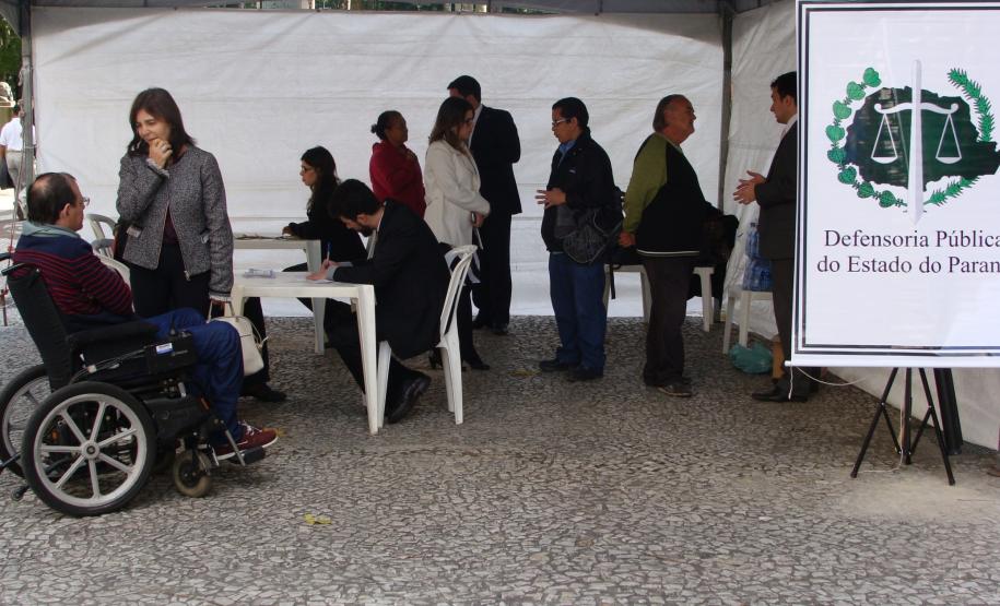 Mutirão de orientação jurídica em Curitiba marcou Dia do Defensor Público e da Defensora Pública