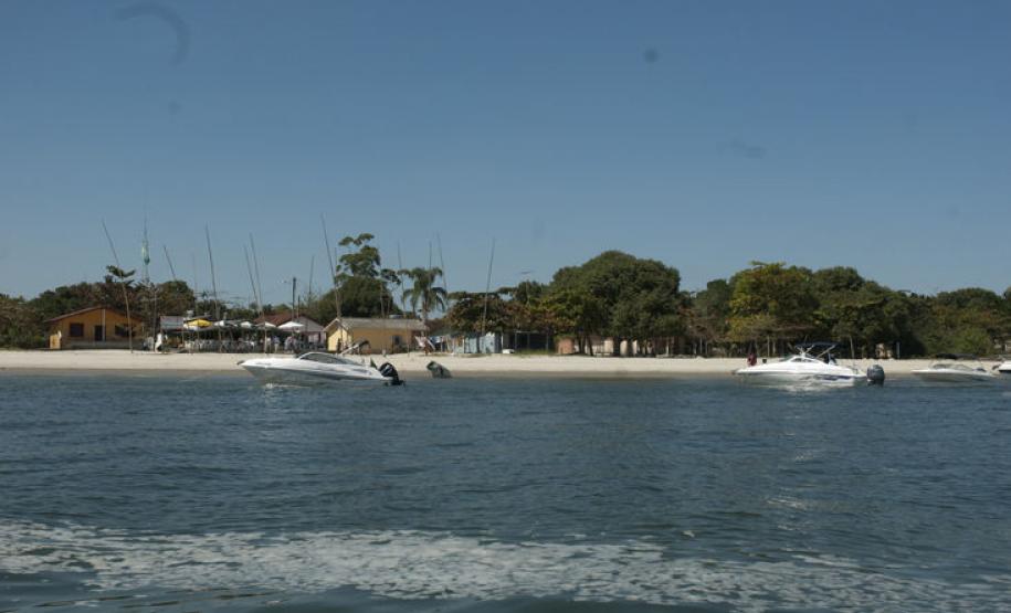 "O Parque Nacional do Superagui está localizado no litoral norte do estado do Paraná, no município de Guaraqueçaba