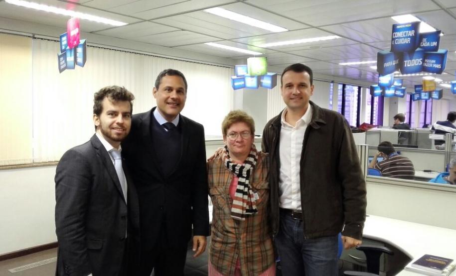 O defensor público Bruno Passadore; o secretário nacional do Conselho de Usuários da TIM, Ricardo Alves;  a coordenadora do Procon no Paraná, Claudia Silvano; e o diretor comercial da TIM Sul, Carlos Eduardo Spezin Lopes.