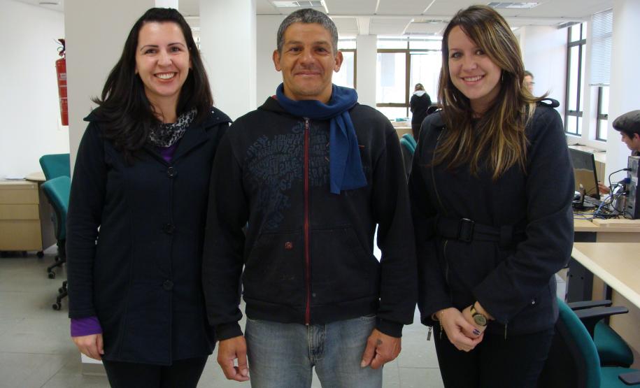 A assistente social do CAM Tânia Moreira, o assistido da DPPR e militante do Movimento Nacional da População em Situação de Rua Vilmar Rodrigues, e a estagiária Camila Suian de Freitas.