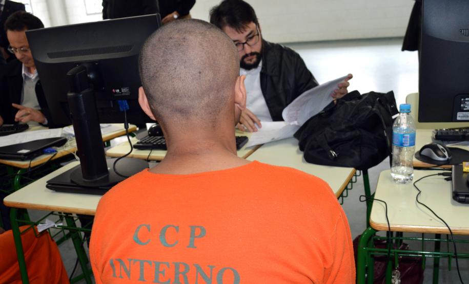 Ao fundo, o defensor público Henrique Camargo Cardoso