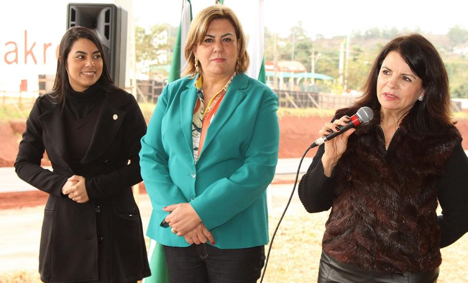 A deputada estadual Claudia Pereira, a vice-prefeita e prefeita em exercício Ivone Barofaldi e a defensora pública-geral do Estado, Josiane Lupion.