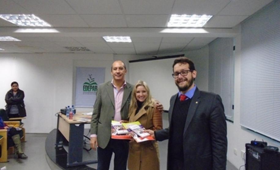 Ao final do encontro, Toni Reis, representando o Grupo Dignidade, entregou à Defensoria Pública 80 kits do projeto, que serão destinados aos defensores públicos.