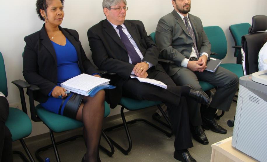 Na parte da manhã, os conselheiros tiveram a oportunidade de ouvir uma breve fala de cada um dos candidatos. 
Da direita para a esquerda: Fábio Henrique Araújo Martins, Gerson da Silva e Maria de Lourdes Santa de Souza.