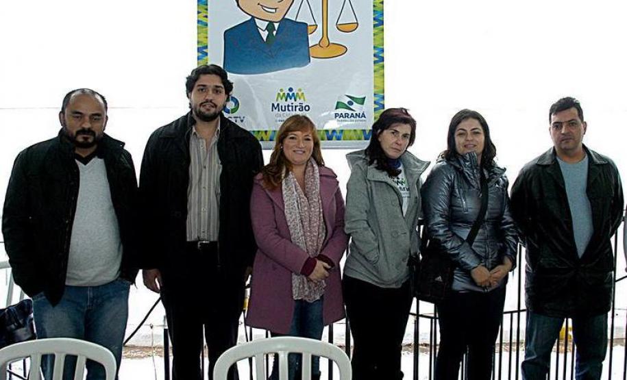 O diretor de secretaria Anastácio Borges dos Santos Júnior, o promotor Roberto Galvão Faleiros Júnior, a assessora jurídica Kátia Brüning, a assistente social Rosana Trauczynski, a assessora jurídica Elaine Oshima e o juiz Christian Palharini.