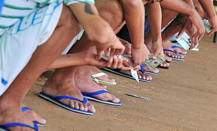 Segundo o art. 123 do ECA, "A internação deverá ser cumprida em entidade exclusiva para adolescentes, em local distinto daquele destinado ao abrigo, obedecida rigorosa separação por critérios de idade, compleição física e gravidade da infração. Parágrafo único. Durante o período de internação, inclusive provisória, serão obrigatórias atividades pedagógicas."