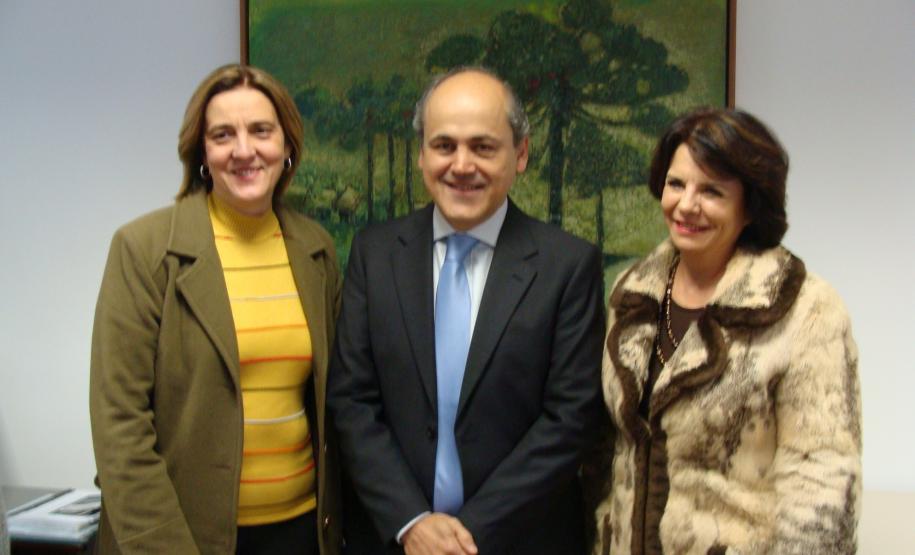 A secretária da Justiça, Cidadania e Direitos Humanos, Maria Tereza Uille Gomes, que representou o Governador Beto Richa, o prefeito de Curitiba, Gustavo Fruet, e a defensora pública-geral do Paraná, Josiane Lupion.