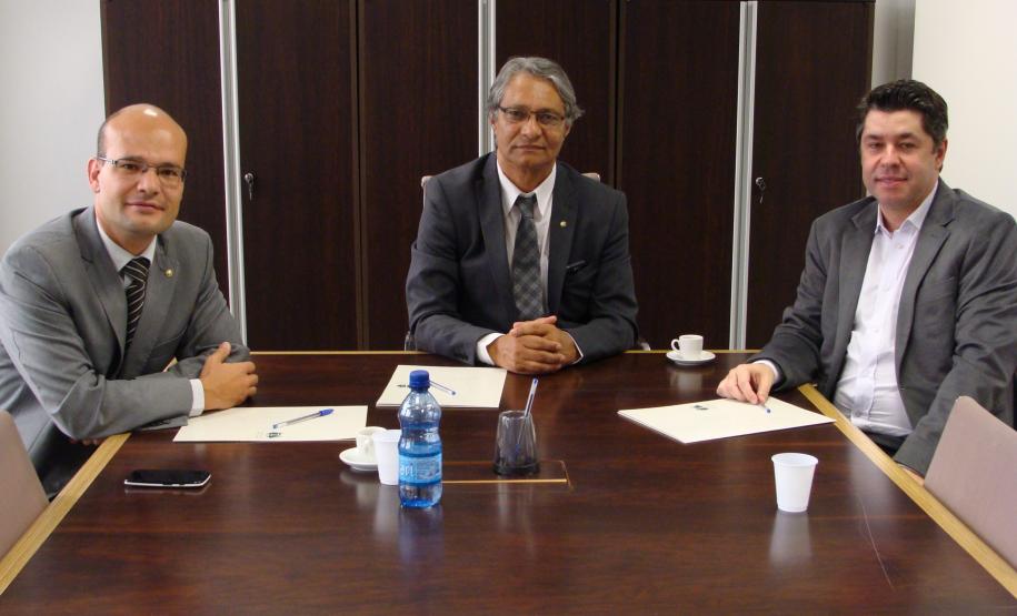 O subdefensor público-geral Eduardo Abraão, o defensor público-geral Sérgio Parigot de Souza e o procurador-geral do Estado Paulo Sérgio Rosso.