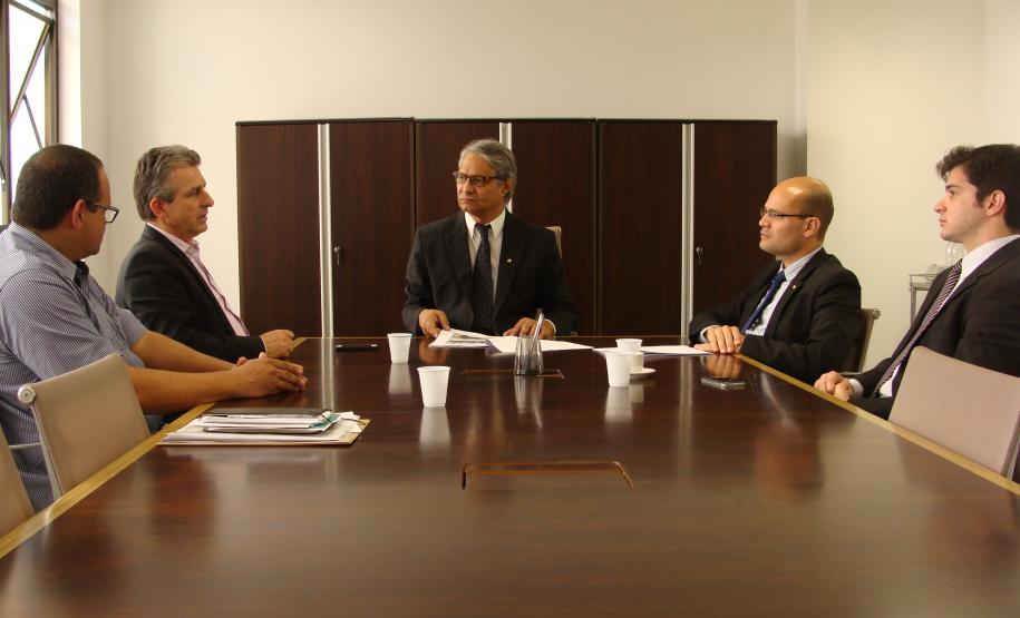 O deputado estadual Tadeu Veneri e o assessor Luis Rosa estiveram na Defensoria Pública representando a Comissão de Direitos Humanos e da Cidadania da Assembleia Legislativa do Estado do Paraná (ALEP). Esteve presente, ainda, na reunião o chefe de gabinete defensor Paulo Cinquetti Neto.