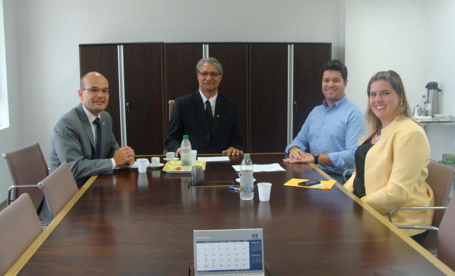 O deputado Guto Silva - acompanhado da assessora Juliana Sguarezi - esteve na Defensoria para conhecer as instalações da sede central da DPPR em Curitiba, além de inteirar-se do planejamento e das perspectivas para a instituição nos próximos anos.