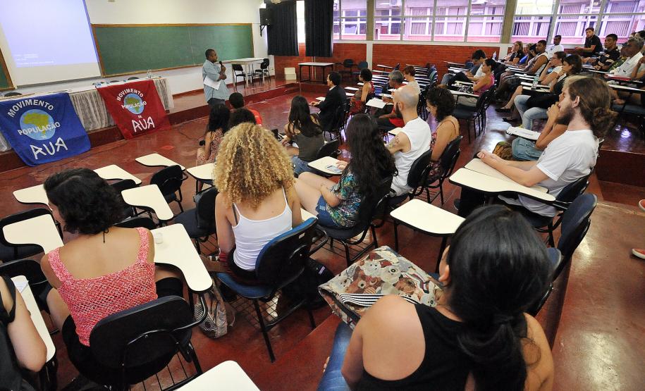 Servidor da DPPR em Londrina participa de mesa-redonda na UEL.