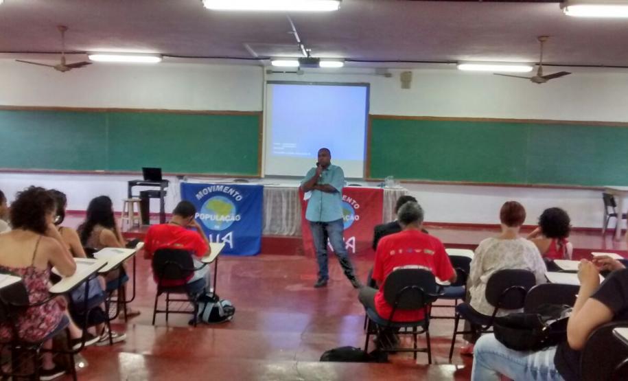 Servidor da DPPR em Londrina participa de mesa-redonda na UEL.