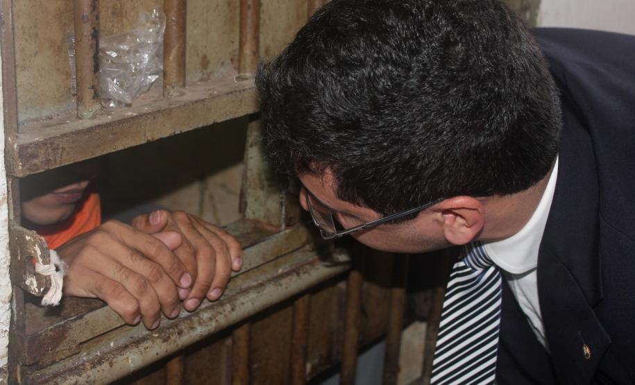 O defensor público do Paraná Nicholas Moura e Silva conversa com detento no Maranhão, onde o programa Defensoria no Cárcere foi lançado.