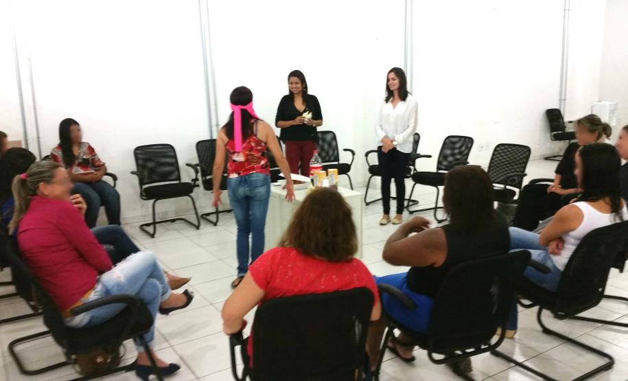 Os encontros ajudam mulheres, de 18 a 80 anos e de classes sociais e níveis de escolaridade diversos, a retomarem a vida após sofrerem casos de violência doméstica.