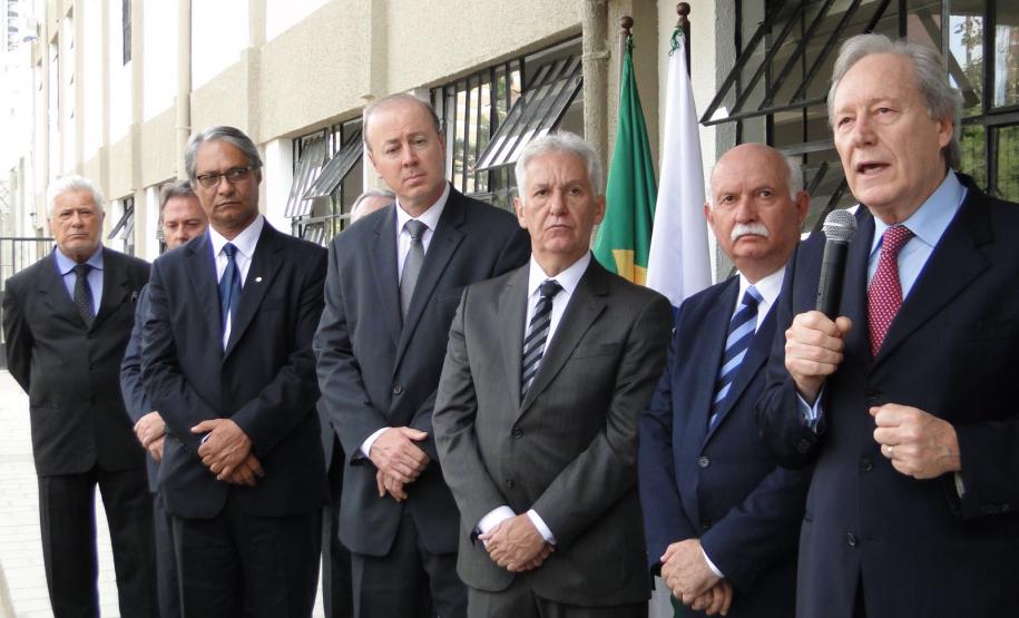 O ministro Ricardo Lewandowski (à direita) participou de evento no TJPR, ladeado por outras autoridades, como o presidente do Tribunal, desembargador Paulo Roberto Vasconcelos (ao lado de Lewandowski), e o defensor público-geral do estado, Sérgio Roberto Rodrigues Parigot de Souza (terceiro da esquerda para a direita).