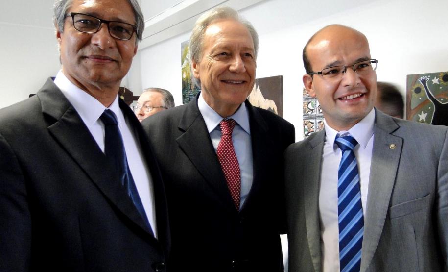 O defensor público-geral do Paraná, Sérgio Roberto Rodrigues Parigot de Souza, o presidente do STF, Ricardo Lewandowski, e o subdefensor público-geral do estado, Eduardo Abraão, durante cerimônia no TJPR.