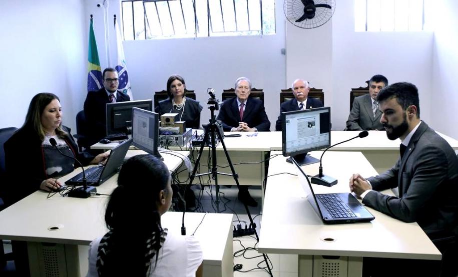 O ministro Ricardo Lewandowski participou e uma audiência de custódia conduzida pela juíza Fabiane Peruccini e que teve a presença do defensor público Rodolpho Mussel de Macedo (à direita).