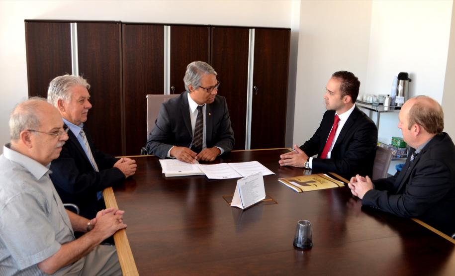 Da esquerda para a direita: Wilson Morillas; o prefeito de Palmas, Hilário Andraschko; o defensor público-geral do Paraná, Sérgio Roberto Rodrigues Parigot de Souza; o presidente da OAB de Palmas, Eduardo Estanislau Tobera Filho; e o vereador Alemão do Jornal.