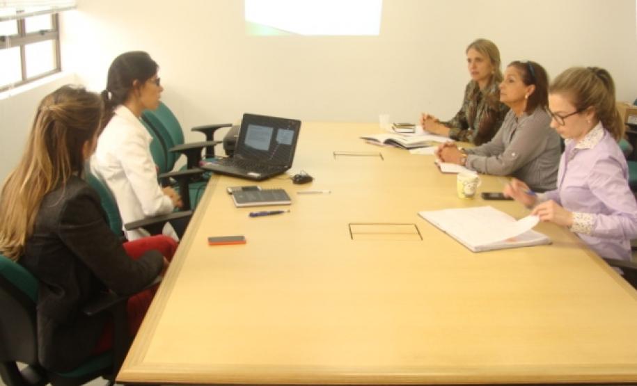 As defensoras públicas Fabíola Camelo e Paula Del Santoro, juntamente com a coordenadora do CAM, Gabriele Rezende, apresentaram o fluxo de atendimento da DPPR para Gladys Haluch e Heliana Maia Mendes.