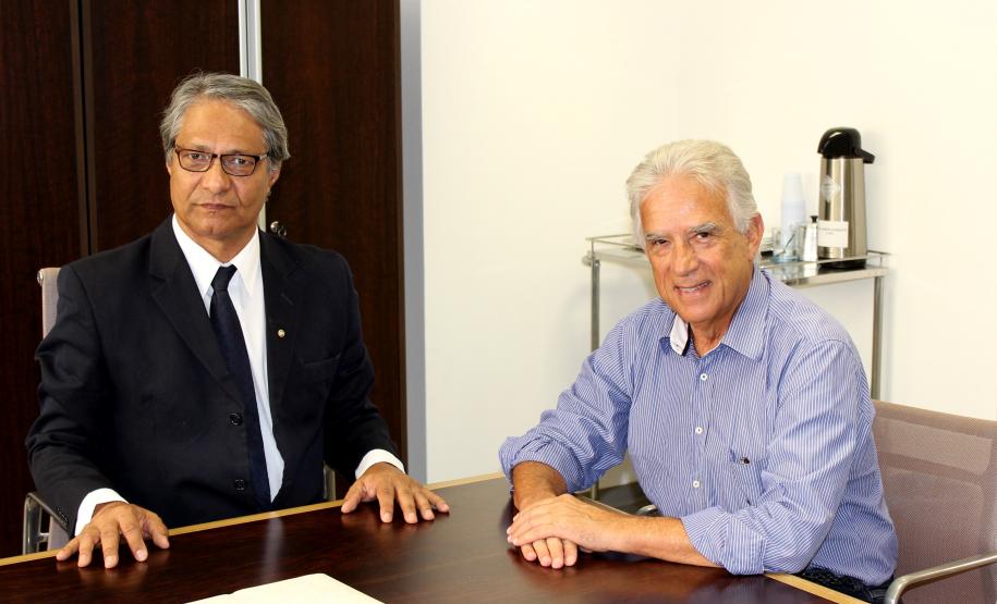 O defensor público-geral do estado, Sérgio Parigot de Souza, recebe o deputado federal Rubens Bueno na sede central da DPPR.
