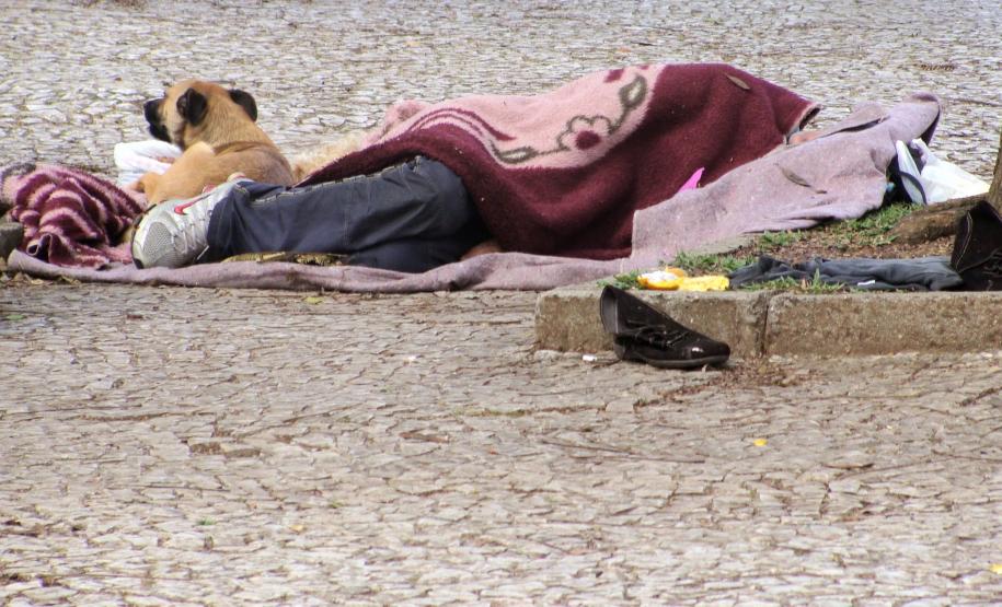 São crianças, adolescentes, jovens, idosos, homens, mulheres, deficientes, pessoas com problemas de drogadição ou não, formadas, analfabetas. Enfim, uma diversidade de pessoas com motivos diversos para estarem ali.