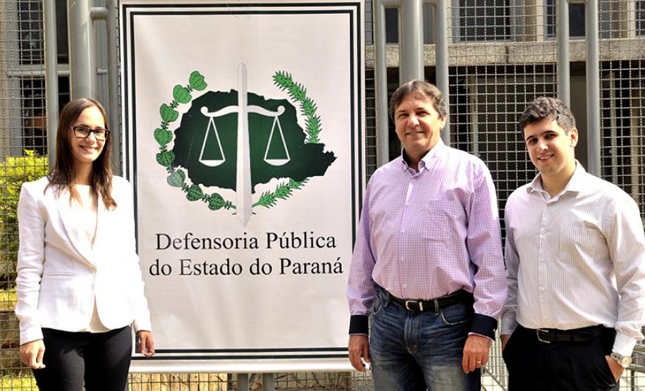 O deputado Chico Brasileiro (ao centro) com os defensores públicos Lívia Martins Salomão Brodbeck e Nicholas Moura e Silva durante visita à sede da DPPR em Foz.