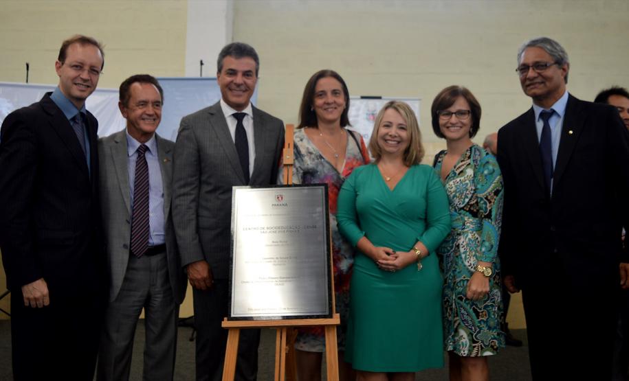 O governador Beto Richa (ao centro) com demais autoridades durante inauguração do Cense de São José dos Pinhais, entre elas o defensor público-geral do Paraná, Sérgio Parigot de Souza (à direita).