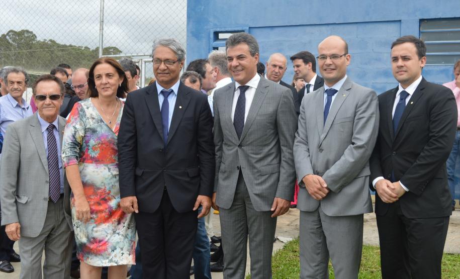 O governador Beto Richa (ao centro) durante inauguração do Cense em São José dos Pinhais, ladeado pelo defensor público-geral, Sérgio Parigot de Souza (à esquerda), e pelo subdefensor público-geral, Eduardo Abraão. À direita, na ponta, o defensor público Lauro Guimarães; à esquerda, o secretário de Justiça, Cidadania e Direitos Humanos, Leonildo de Souza Grota, e a promotora do MP-PR e ex-secretária de Justiça, Maria Tereza Uille Gomes.