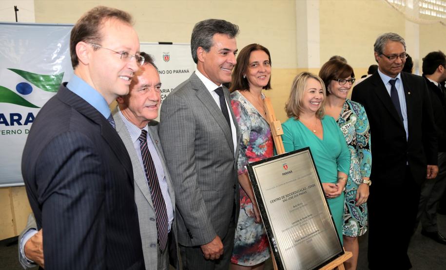 O governador Beto Richa, ao centro, inaugurou na terça-feira (23) o Centro de Socioeducação de São José dos Pinhais. Entre as autoridades presentes estava o defensor público-geral do Paraná, Sérgio Parigot de Souza (à direita da foto).
