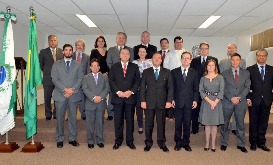 Autoridades presentes durante a assinatura do convênio que possibilita a instalação de seções eleitorais em unidades prisionais e para adolescentes infratores do estado.